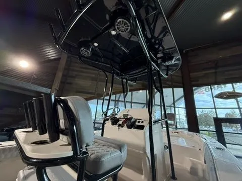 Slide: The Image of Sea Chaser 26 LX 2026 - 34