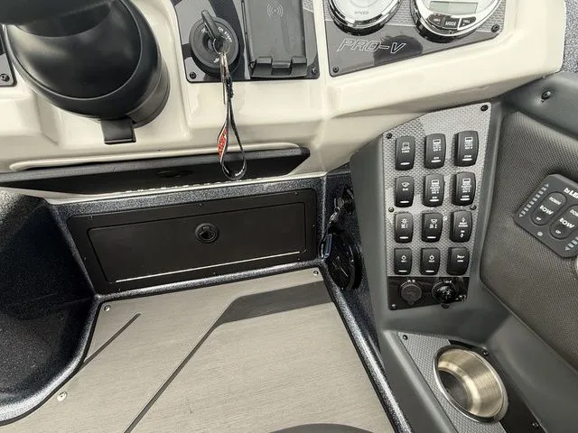 Slide: The Image of Lund 202 PRO-V GL Sport 2026 - 22