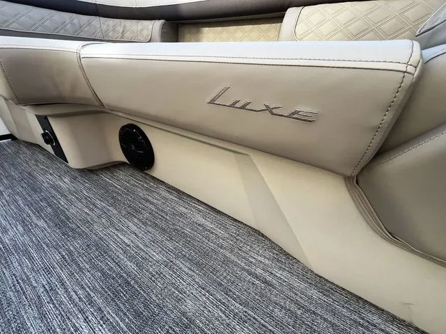 Slide: The Image of Bennington 22SSR Lux TriToon Pontoon 2026 - 15