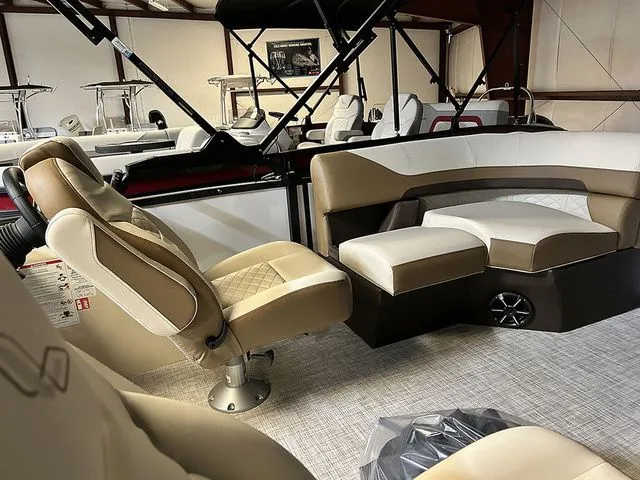 Slide: The Image of Lowe SS 210 WT TL 2026 - 15