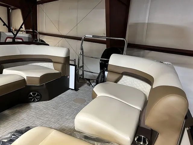 Slide: The Image of Lowe SS 210 WT TL 2026 - 17