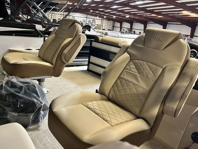 Slide: The Image of Lowe SS 210 WT TL 2026 - 9