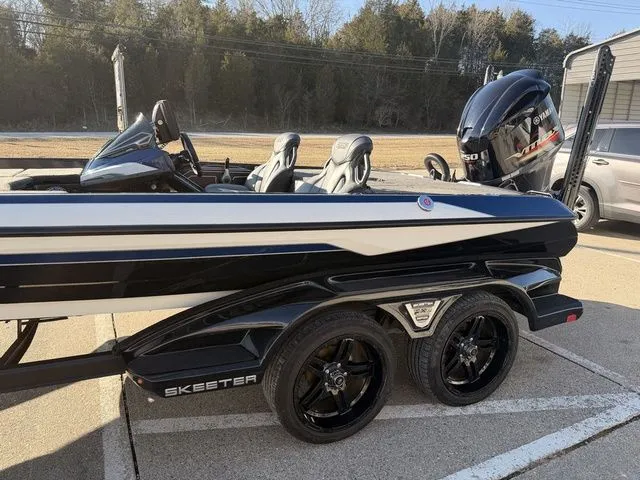Slide: The Image of Skeeter FXR20 Limited 2021 - 16