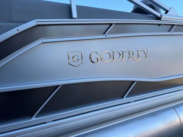 Slide: The Image of Godfrey Monaco 235 SBC - Yamaha 200 2026 - 4