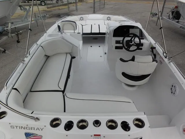 Slide: The Image of Stingray 212 SC 2026 - 10