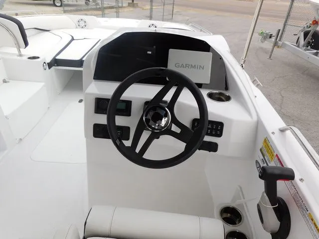 Slide: The Image of Stingray 212 SC 2026 - 11