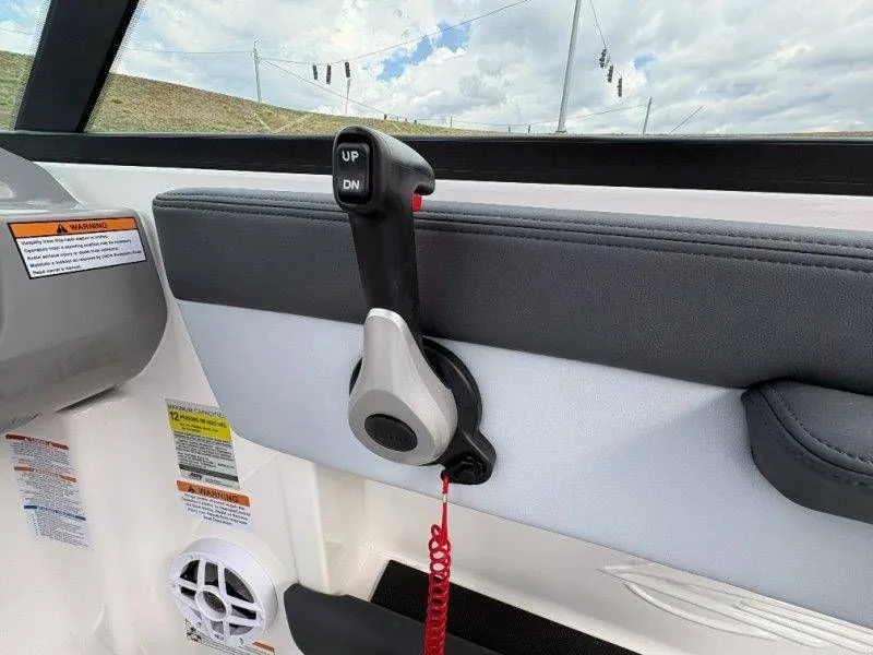 Slide: The Image of Chaparral 21 SSi Ski & Fish OB 2026 - 41