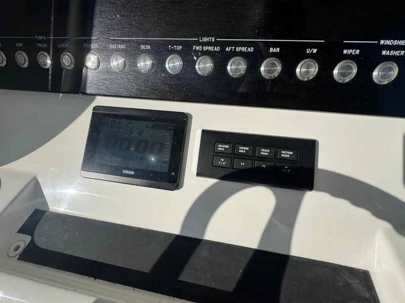 Slide: The Image of Regulator 31 boat console with Yamaha display and controls. - 18