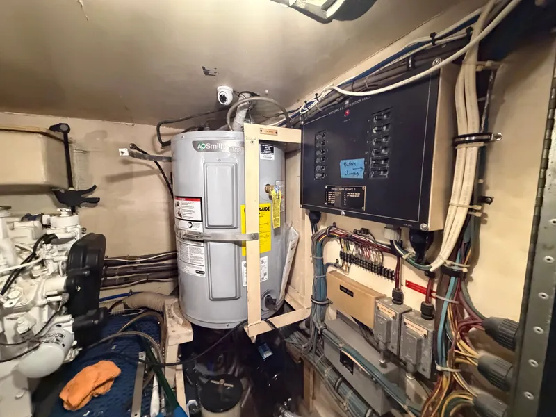 Slide: The Image of Interior of a 1975 Hatteras 58L Long Range Cruiser. - 36