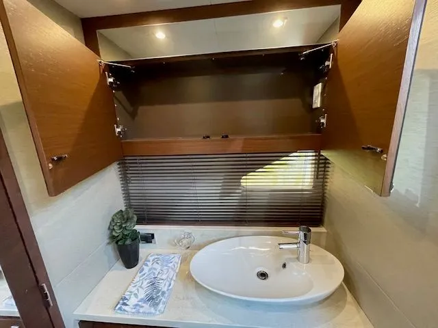 Slide: The Image of Sea Ray 510 DA 2016 - 137