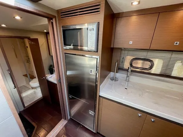 Slide: The Image of Surveillance camera on a 2016 Sea Ray 510 DA yacht. - 36