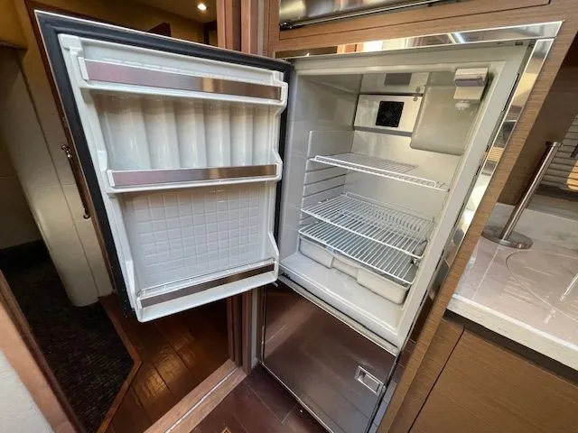 Slide: The Image of Interior of a 2016 Sea Ray 510 DA yacht with sink and TV. - 40