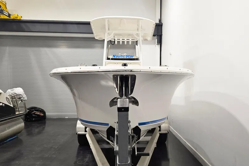 Slide: The Image of 2018 NauticStar 25 XS boat in showroom, front view. - 4