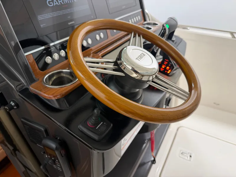 Slide: The Image of Tiara 34 LS 2023 - 14