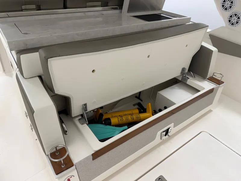 Slide: The Image of Tiara 34 LS 2023 - 28