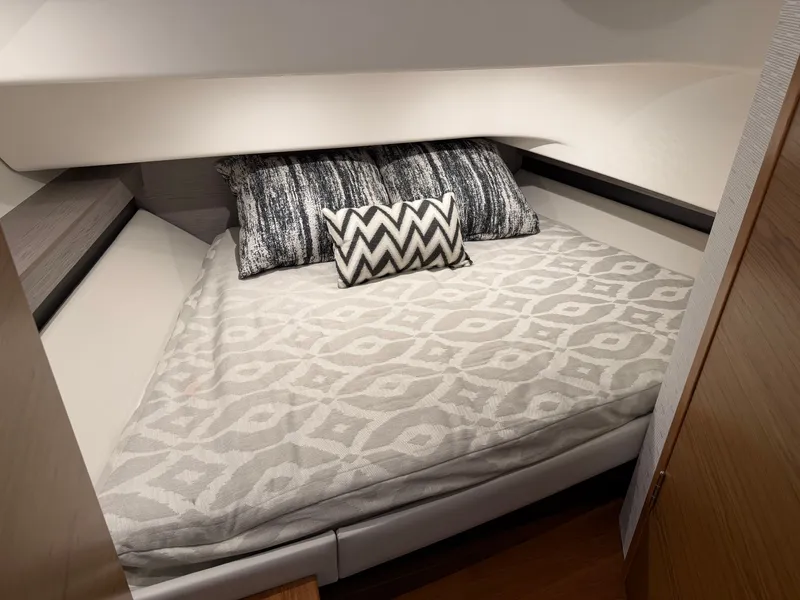 Slide: The Image of Tiara 34 LS 2023 - 30