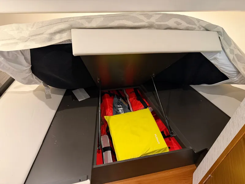 Slide: The Image of Tiara 34 LS 2023 - 32