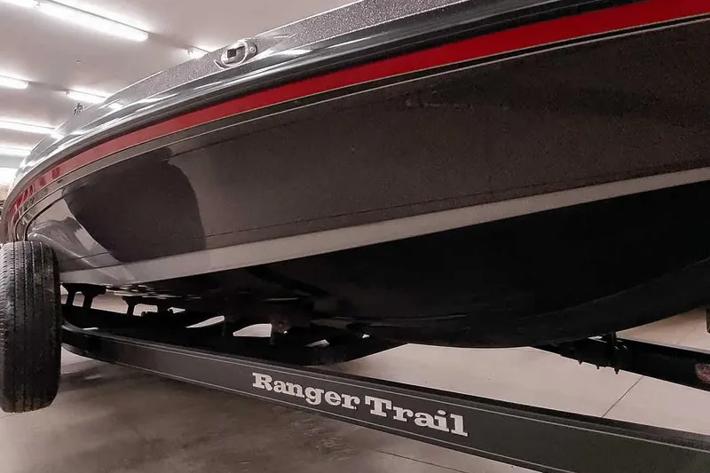 Slide: The Image of 2021 Ranger Z520L boat on Ranger Trail trailer in a well-lit garage. - 22