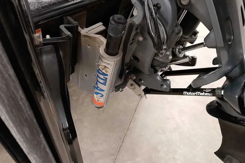 Slide: The Image of 2021 Ranger Z520L boat motor mount with Atlas hydraulic jack plate. - 33