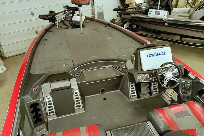 Slide: The Image of 2021 Ranger Z520L boat interior with Lowrance electronics and steering wheel. - 36