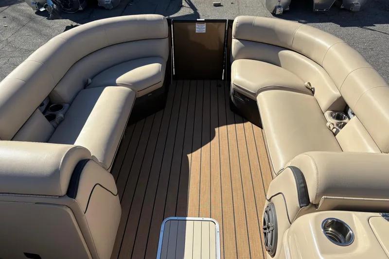 Slide: The Image of Luxurious seating on 2019 South Bay 525 RS 3.0 Arch pontoon boat. - 5
