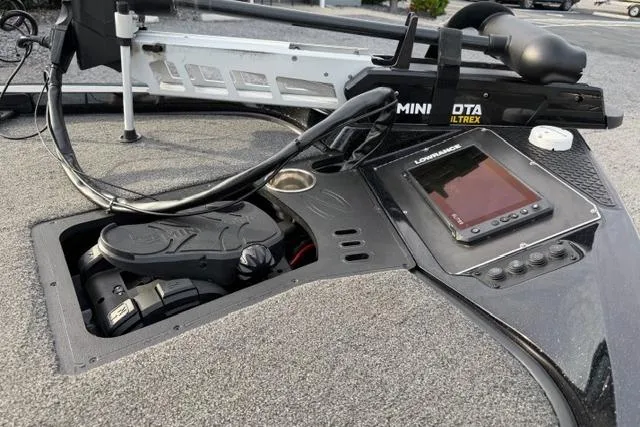 Slide: The Image of 2022 Ranger Z518 Tournament Elite boat with Minn Kota Ultrex and Lowrance electronics. - 11