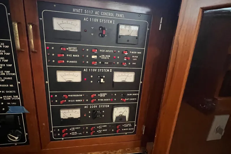 Slide: The Image of Hyatt 51 Aft Cabin Motor Yacht 1998 - 79