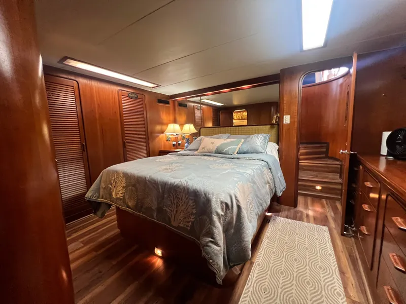 Slide: The Image of Gulfstar 44 Aft Cabin 1986 - 71