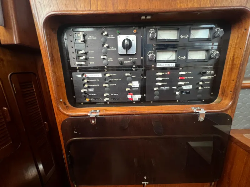 Slide: The Image of Gulfstar 44 Aft Cabin 1986 - 98