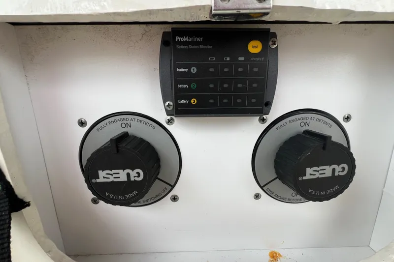 Slide: The Image of Sea Ray Sundancer 320 2003 - 81