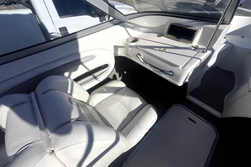 Slide: The Image of 2007 Stingray 185 LS/LX boat dashboard with steering wheel and Garmin device. - 12