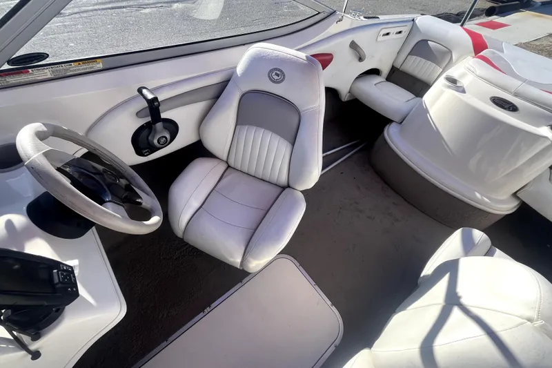 Slide: The Image of 2007 Stingray 185 LS/LX boat interior with white and red seating. - 16