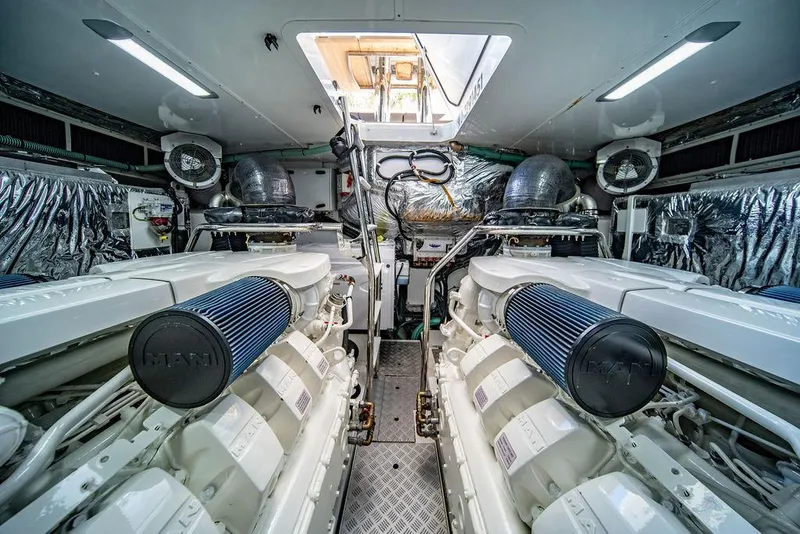Slide: The Image of Princess 65 - Engine Room - 32
