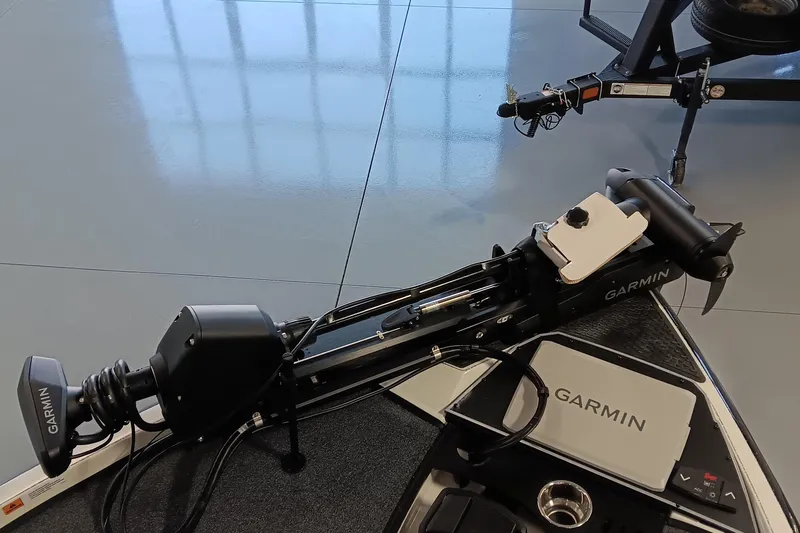 Slide: The Image of 2025 Ranger Z520 boat with Garmin trolling motor and equipment on display. - 10