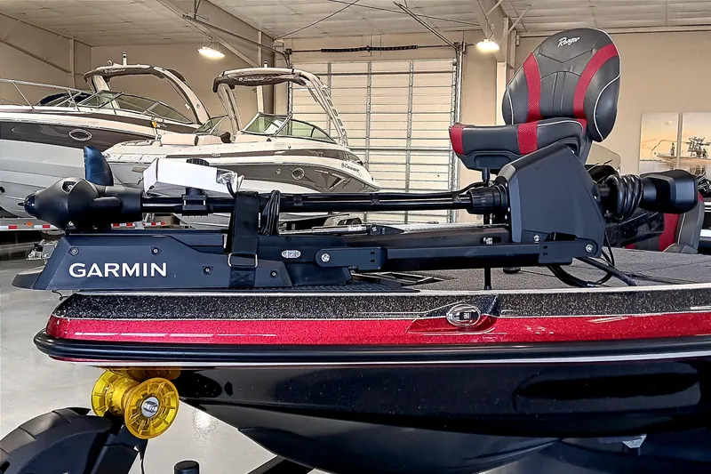 Slide: The Image of 2025 Ranger Z520 boat with Garmin trolling motor in showroom. - 9