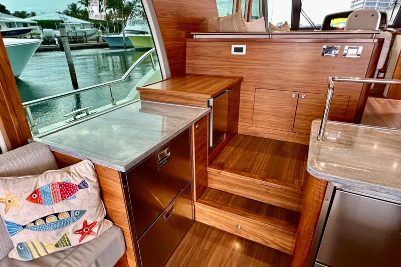 Slide: The Image of Outer Reef 62 SOUTH PAWS - Main Deck Aft - 22