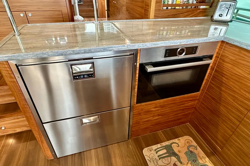 Slide: The Image of Outer Reef 62 SOUTH PAWS - Galley - 62