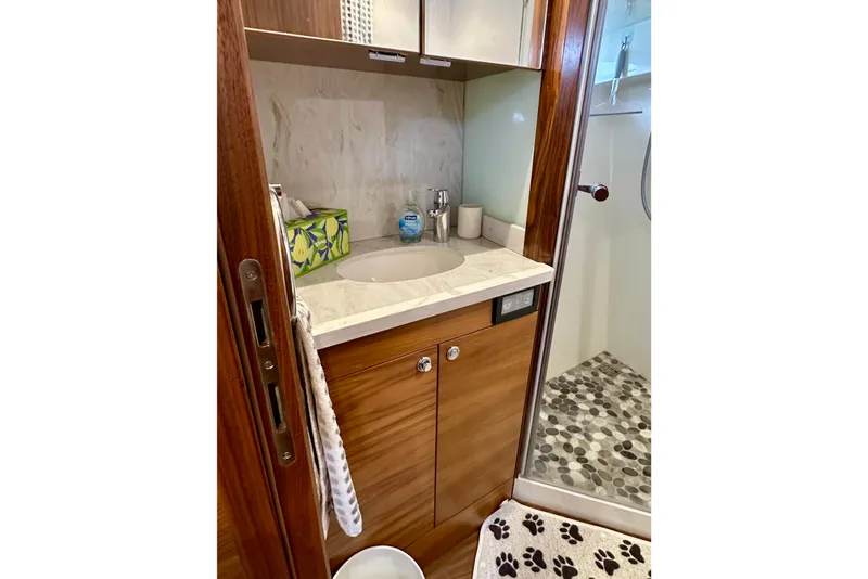 Slide: The Image of Outer Reef 62 SOUTH PAWS - VIP Bow Stateroom Ensuite Head - 71