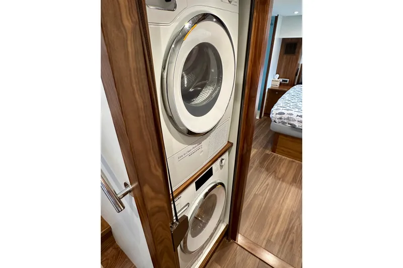 Slide: The Image of Outer Reef 62 SOUTH PAWS - Washer and Dryer - 73