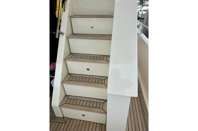 Slide: The Image of Outer Reef 62 SOUTH PAWS - Exterior - 8