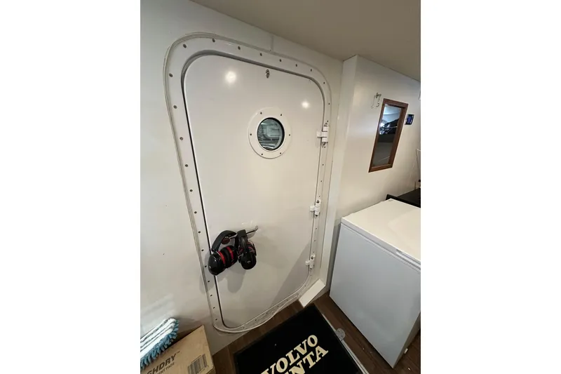 Slide: The Image of Outer Reef 62 SOUTH PAWS - Engine Room - 85