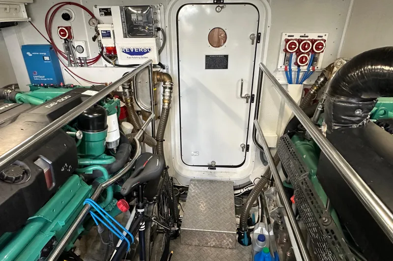 Slide: The Image of Outer Reef 62 SOUTH PAWS - Engine Room - 86