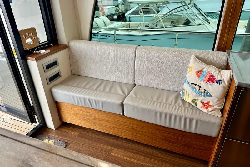 Slide: The Image of Outer Reef 62 SOUTH PAWS - Main Deck Aft - 23