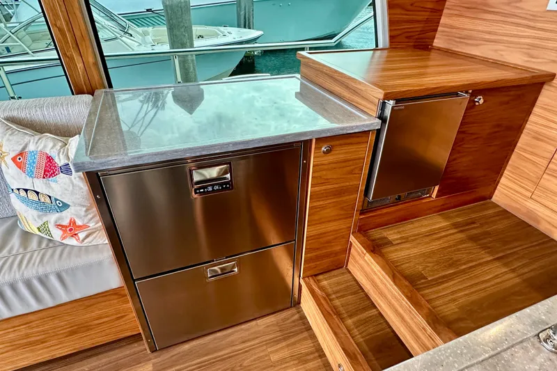 Slide: The Image of Outer Reef 62 SOUTH PAWS - Fly Bridge Helm - 30