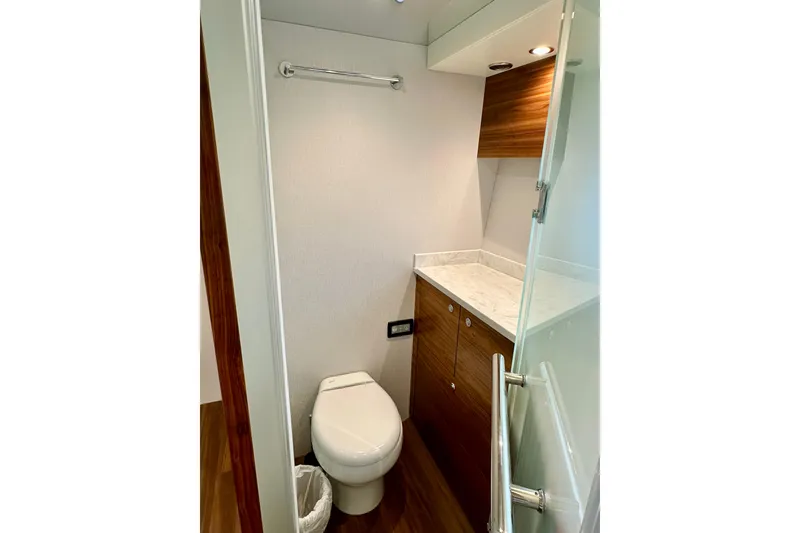 Slide: The Image of Outer Reef 62 SOUTH PAWS - Master Stateroom Ensuite Head - 79