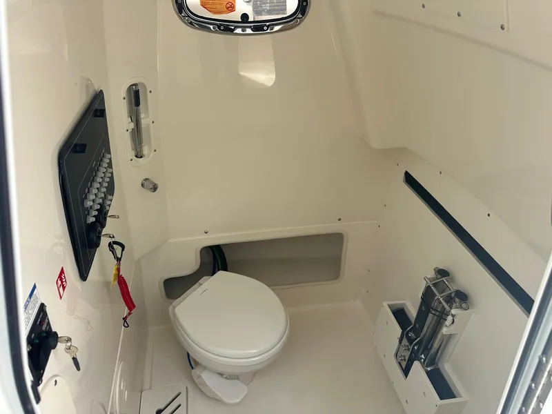 Slide: The Image of Boston Whaler 280 Outrage 2026 - 20