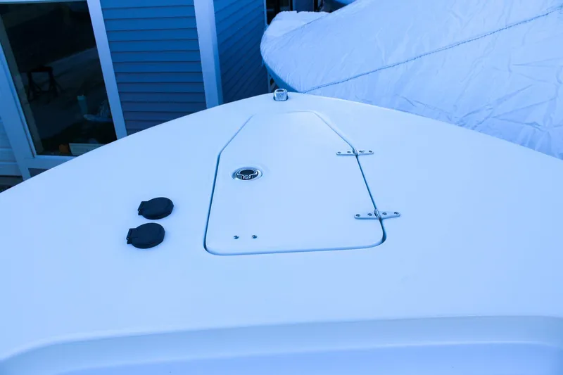 Slide: The Image of Bow deck of 2026 Sea Hunt Gamefish 25 boat with hatch and fittings. - 39