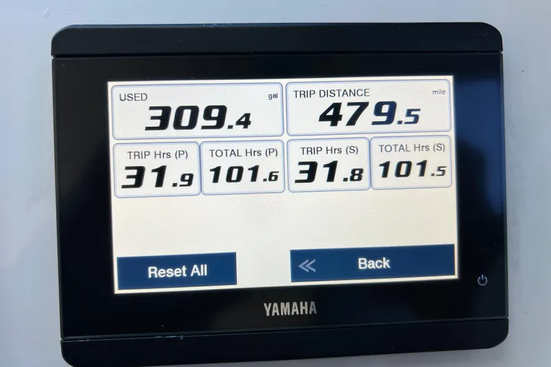 Slide: The Image of Yamaha display showing fuel usage, trip distance, and engine hours for Parker 2820 XLD Sport Cabin. - 80