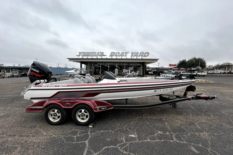 The Image of 2010 Skeeter 20i boat with Yamaha engine at a boat yard. - 0