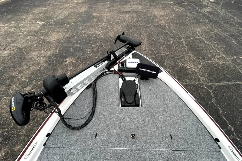 Slide: The Image of 2010 Skeeter 20i boat deck with Minn Kota trolling motor and Humminbird electronics. - 10